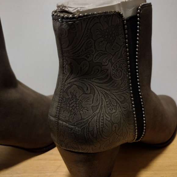 Light olive and gray slip-on boot with heel - Picture 3 of 3